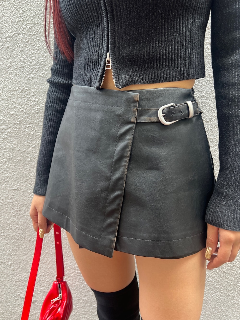 ホワイト系のキャミソール、ブラック系のブルゾン、ブラック系のその他パンツを着用したレディースの秋コーディネートの5枚目の写真