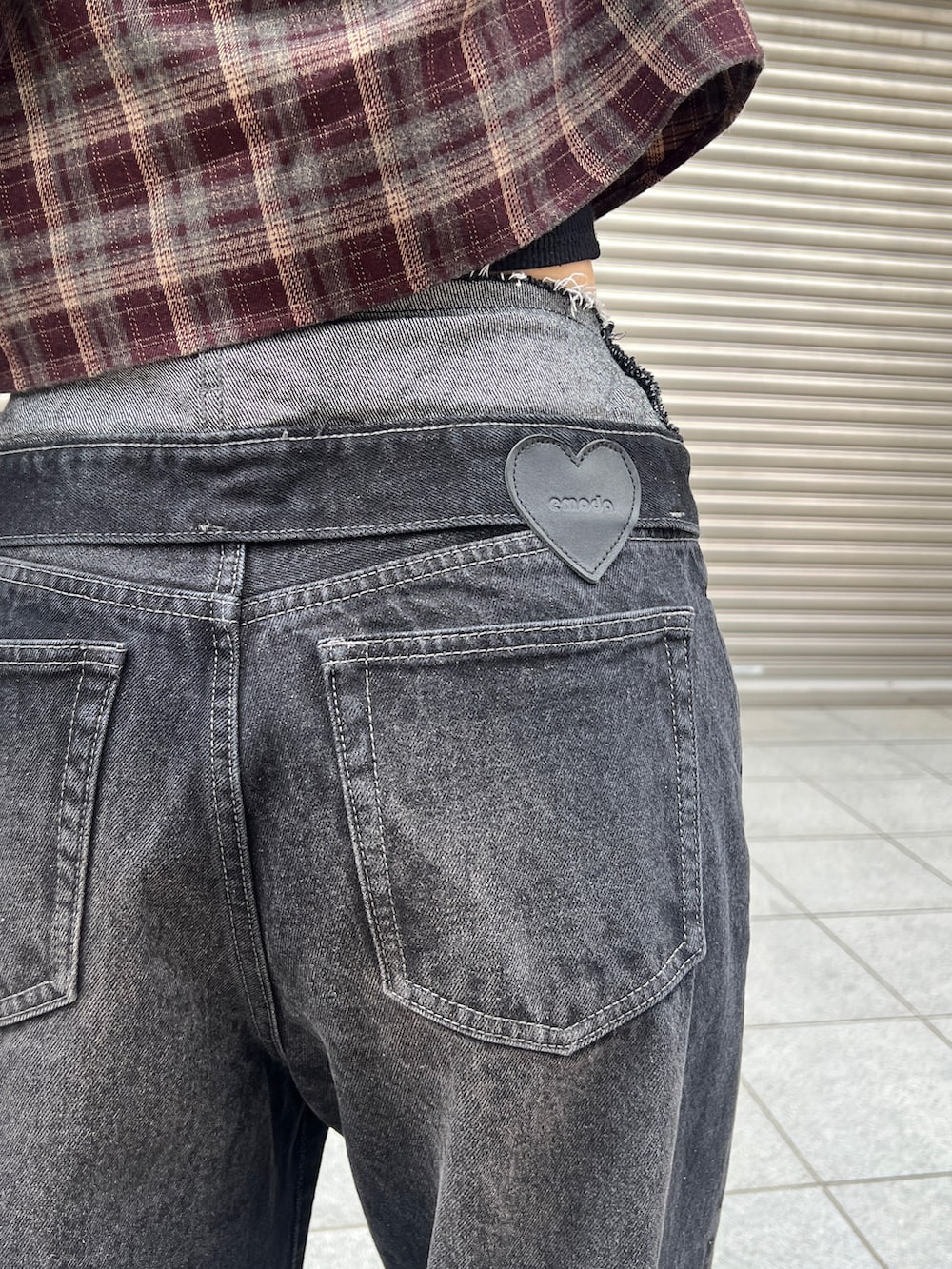 レッド系のシャツ/ブラウス、ブラック系のその他シューズ、ブラック系のデニムパンツを着用したレディースの夏コーディネートの6枚目の写真