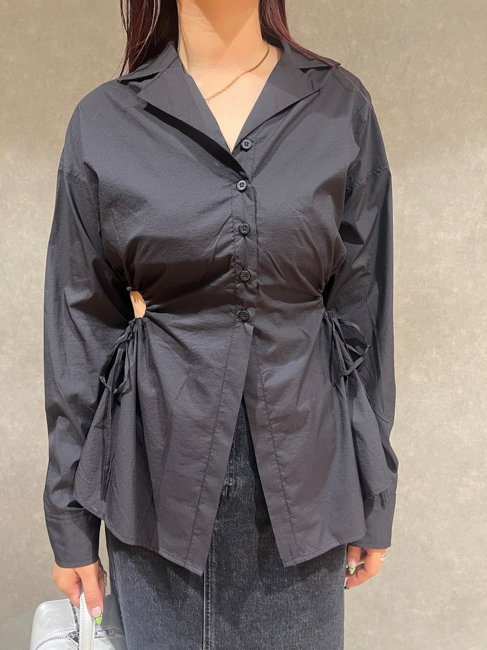 ブラック系のシャツ/ブラウス、ブラック系のスカート、グレー系のハンドバッグを着用したレディースの夏コーディネートの6枚目の写真