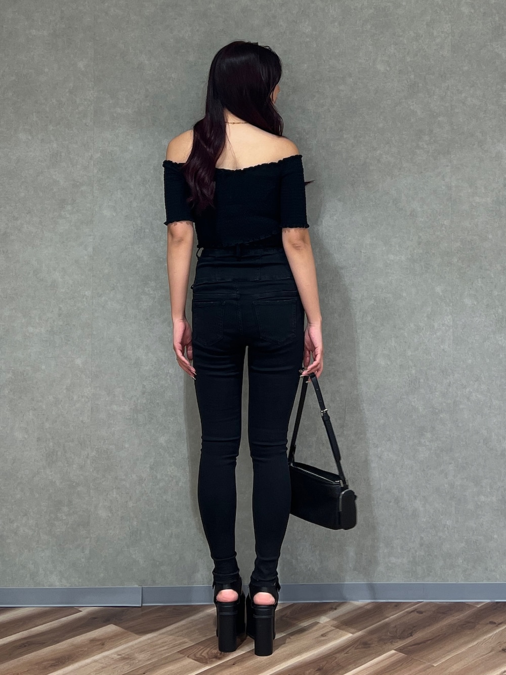 ブラック系のTシャツ/カットソー、ブラック系のデニムパンツ、ブラック系のショルダーバッグを着用したレディースの夏コーディネートの3枚目の写真