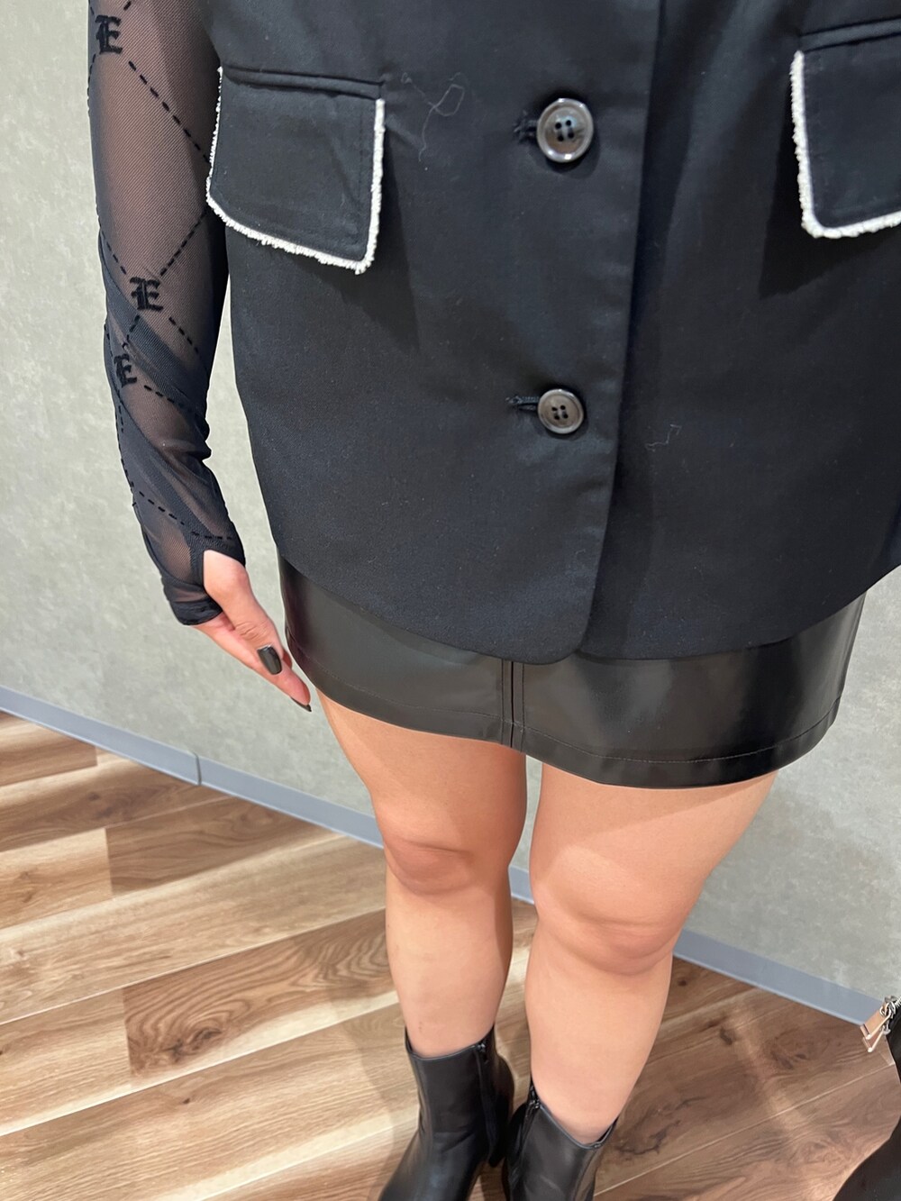 ブラック系のTシャツ/カットソー、ブラック系のベスト、その他のスカートを着用したレディースの秋コーディネートの6枚目の写真