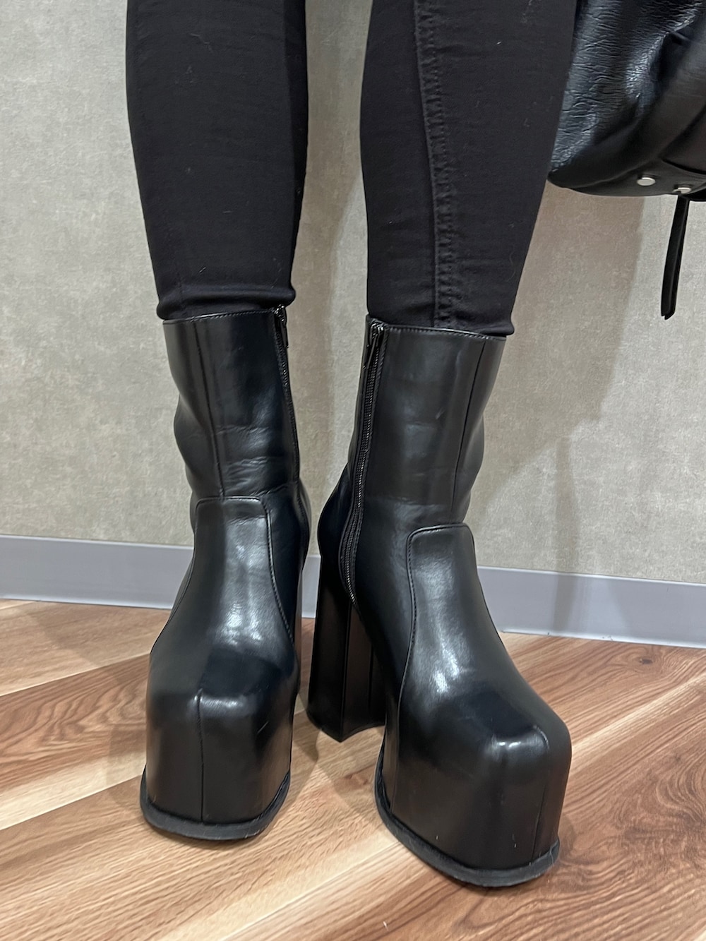 ホワイト系のニット/セーター、ブラック系のデニムパンツ、ブラック系のハンドバッグを着用したレディースの冬コーディネートの6枚目の写真