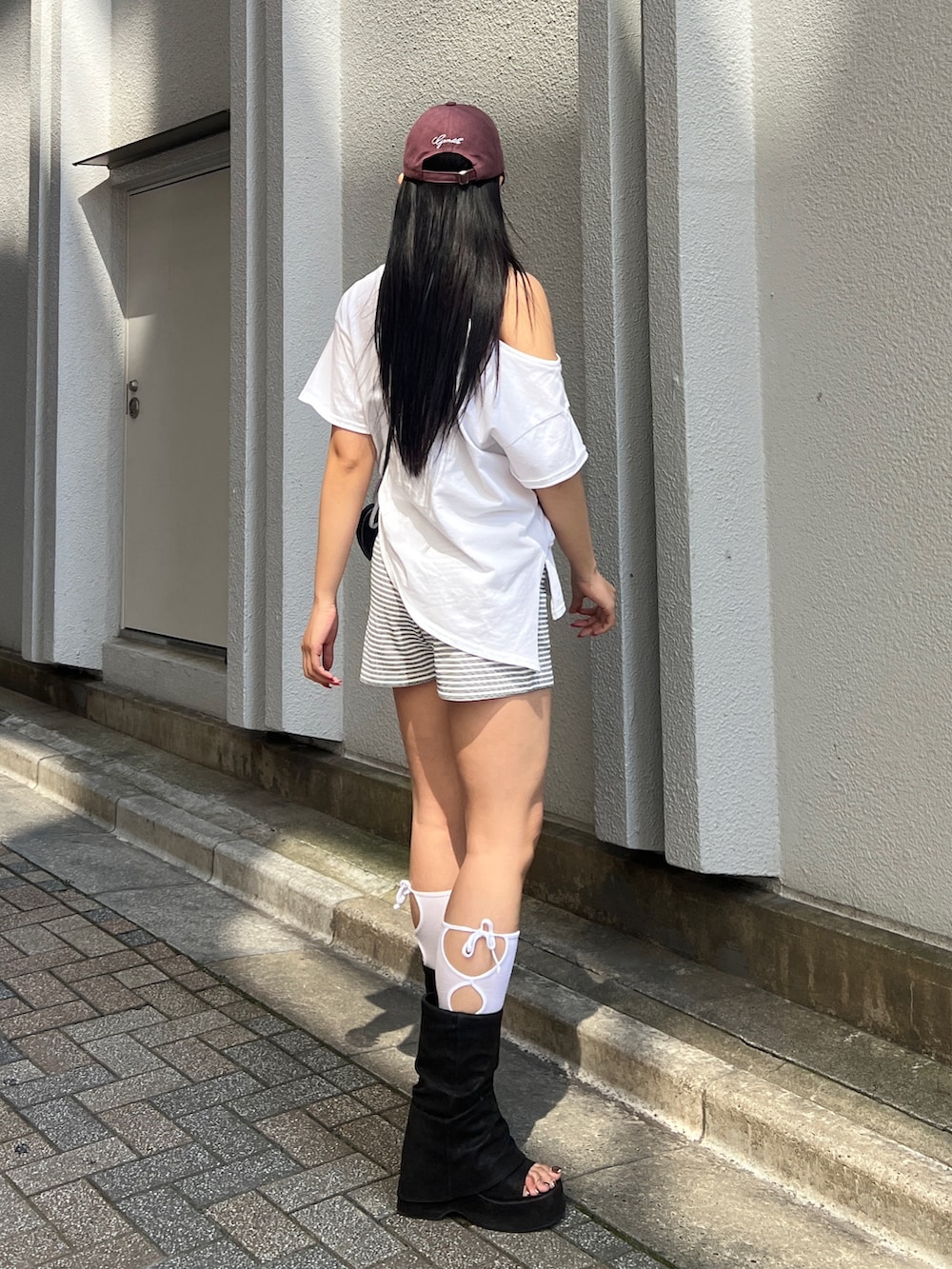 ブラック系のTシャツ/カットソー、ホワイト系のTシャツ/カットソー、ホワイト系のその他パンツを着用したレディースの夏コーディネートの3枚目の写真