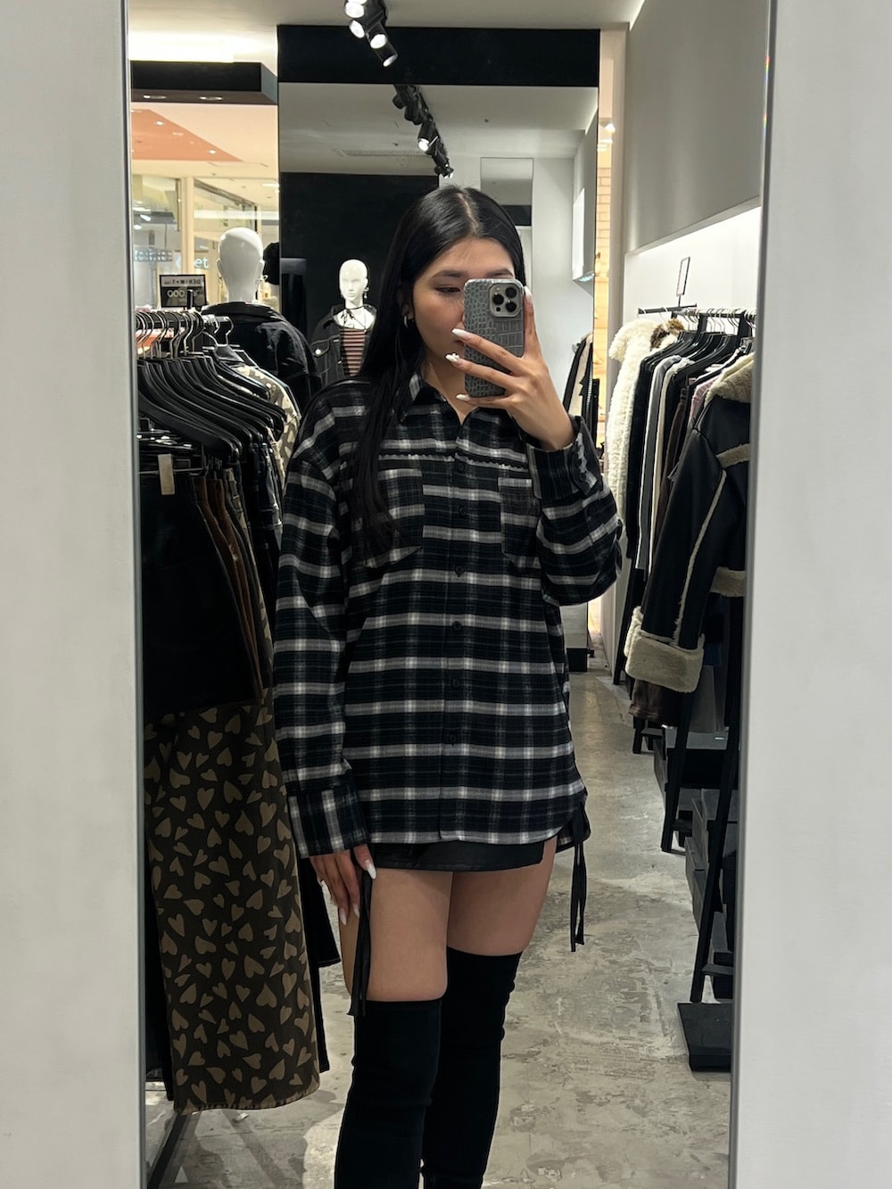 ブラック系のシャツ/ブラウス、ブラック系のその他パンツ、ブラック系のブーツを着用したレディースの冬コーディネートの3枚目の写真