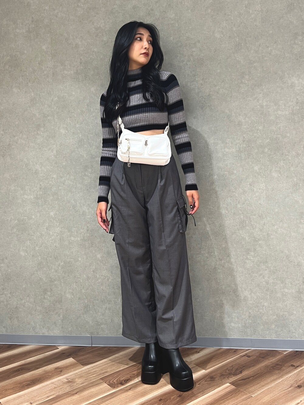 その他のニット/セーター、ホワイト系のハンドバッグ、グレー系のカーゴパンツを着用したレディースの秋コーディネートの2枚目の写真