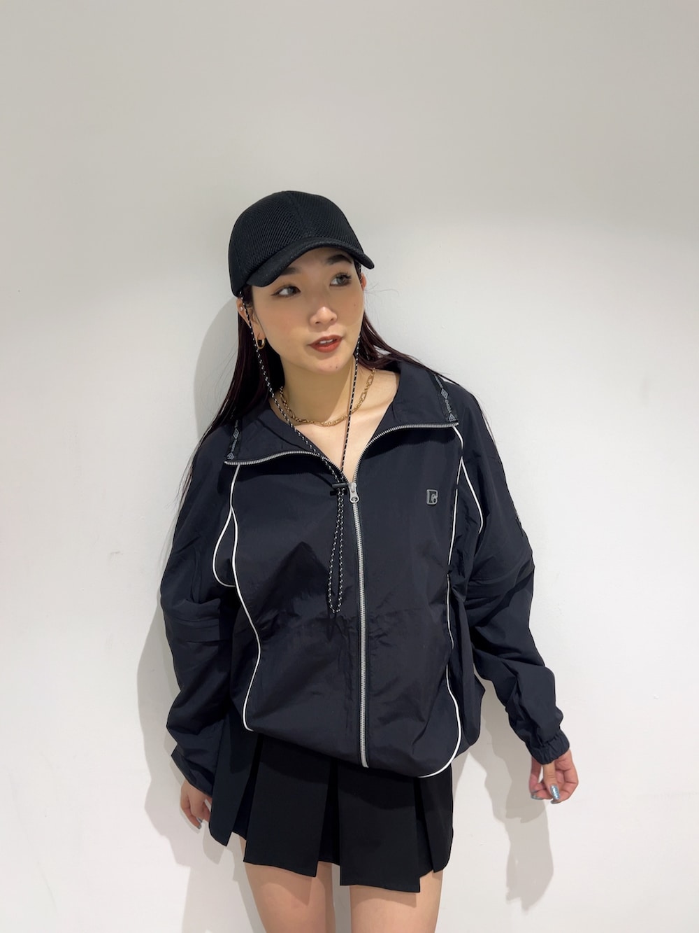 ブラック系のブルゾン、ブラック系のスカート、ブラック系のブーツを着用したレディースの春コーディネートの5枚目の写真