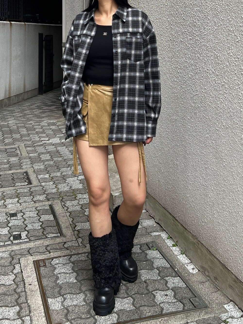 ブラック系のブーツ、ベージュ系のその他パンツを着用したレディースの秋コーディネートの2枚目の写真