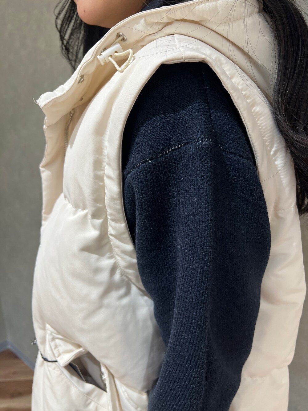 ホワイト系のブルゾン、ブラック系のニット/セーター、ブルー系のその他パンツを着用したレディースの秋コーディネートの6枚目の写真