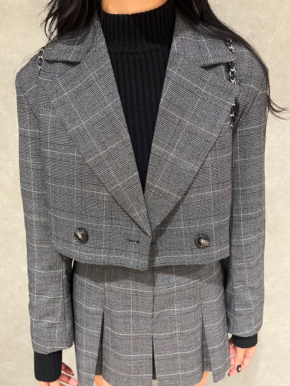 ブラウン系のテーラードジャケット、ブラック系のニット/セーター、その他のスカートを着用したレディースの秋コーディネートの4枚目の写真