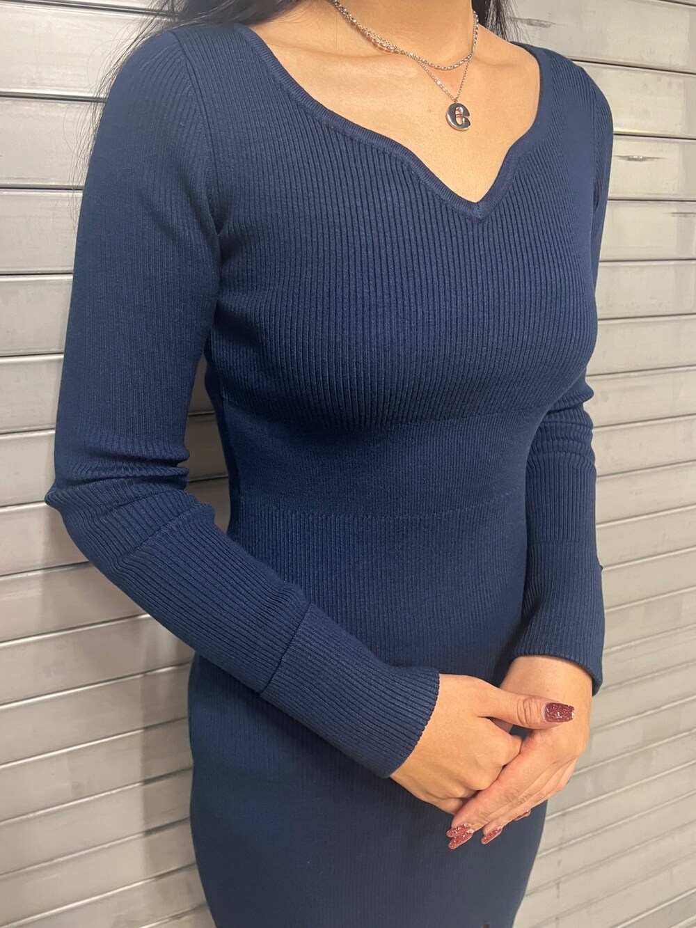 ブルー系のワンピース、ブラック系のブーツ、ゴールド系のネックレスを着用したレディースの秋コーディネートの5枚目の写真