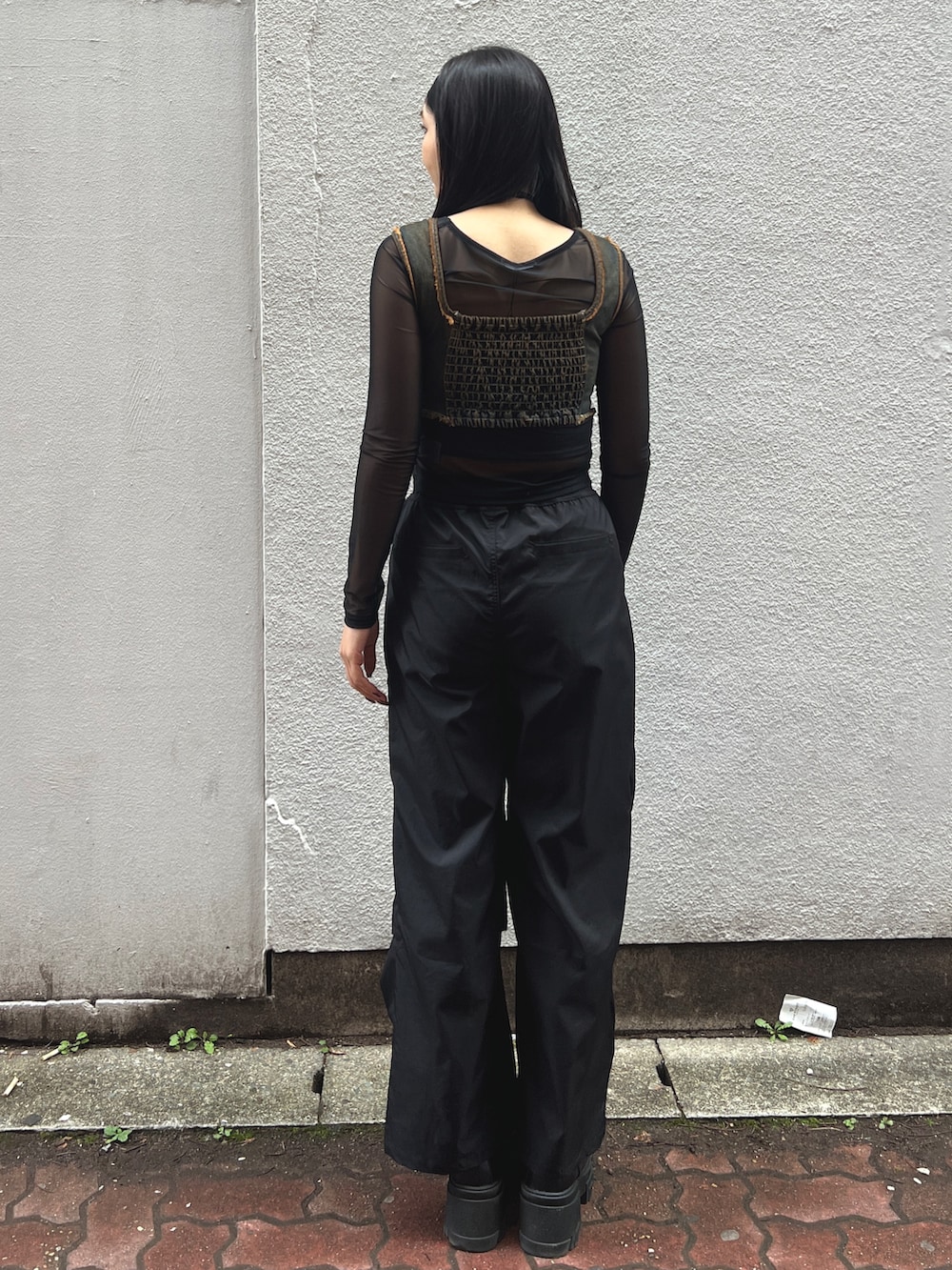 ブルー系のタンクトップ、ブラック系のTシャツ/カットソー、ブラック系のその他パンツを着用したレディースの春コーディネートの3枚目の写真