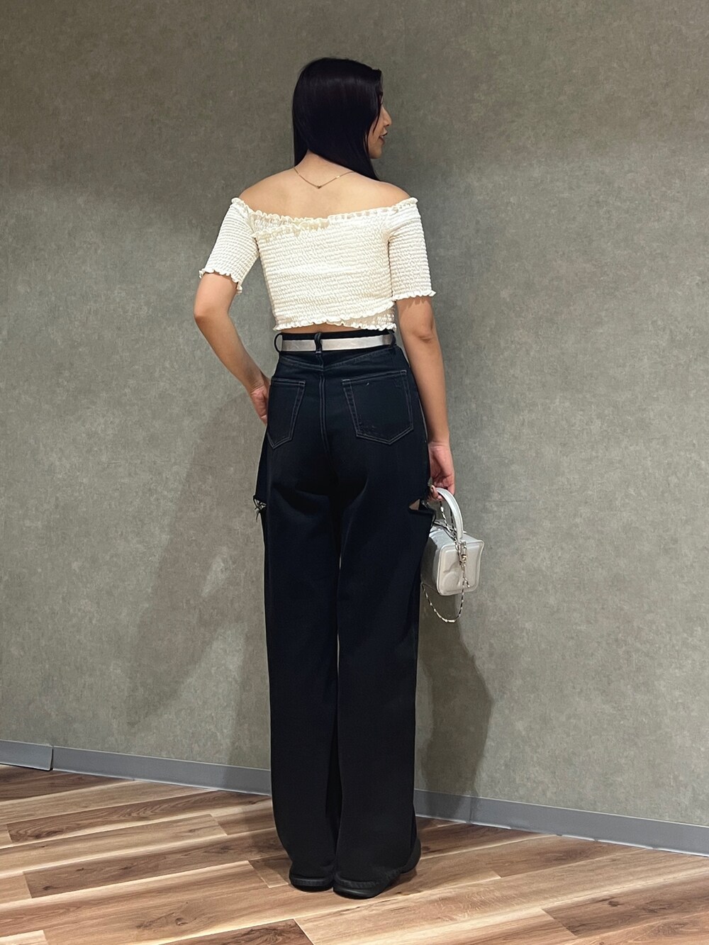 ホワイト系のTシャツ/カットソー、ブラック系のデニムパンツ、ブラック系のサンダルを着用したレディースの夏コーディネートの3枚目の写真