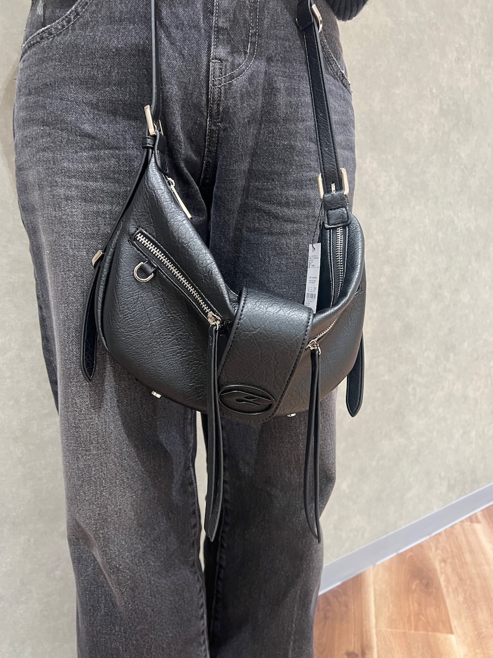 その他のニット/セーター、ブラック系のデニムパンツ、ブラック系のブーツを着用したレディースの冬コーディネートの6枚目の写真