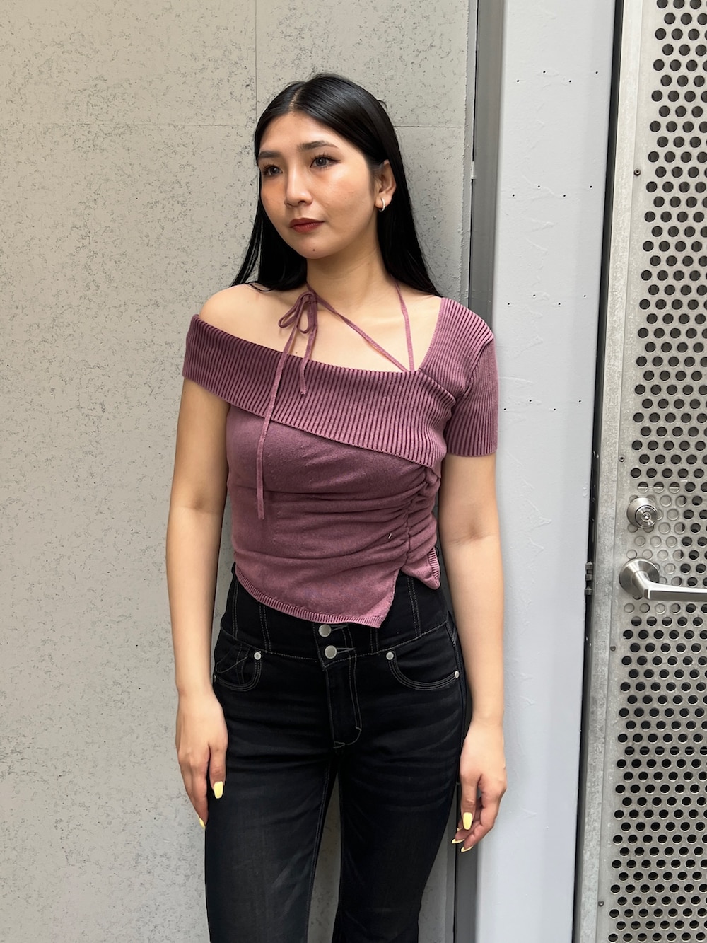 レッド系のニット/セーター、ブラック系のデニムパンツ、ブラック系のブーツを着用したレディースの夏コーディネートの5枚目の写真