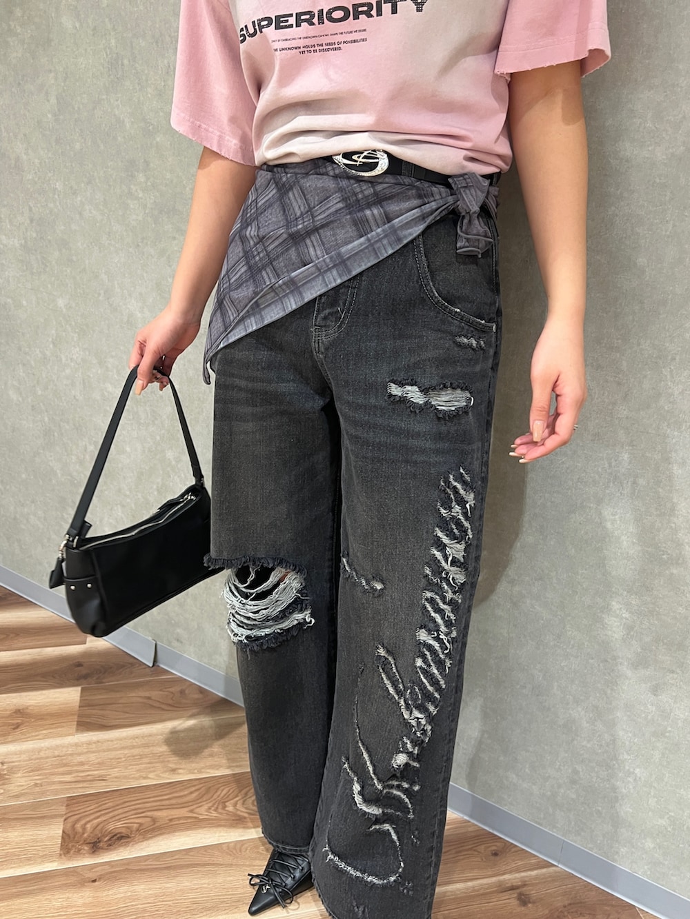 ピンク系のTシャツ/カットソー、ブラック系のデニムパンツ、ブラック系のパンプスを着用したレディースの春コーディネートの4枚目の写真