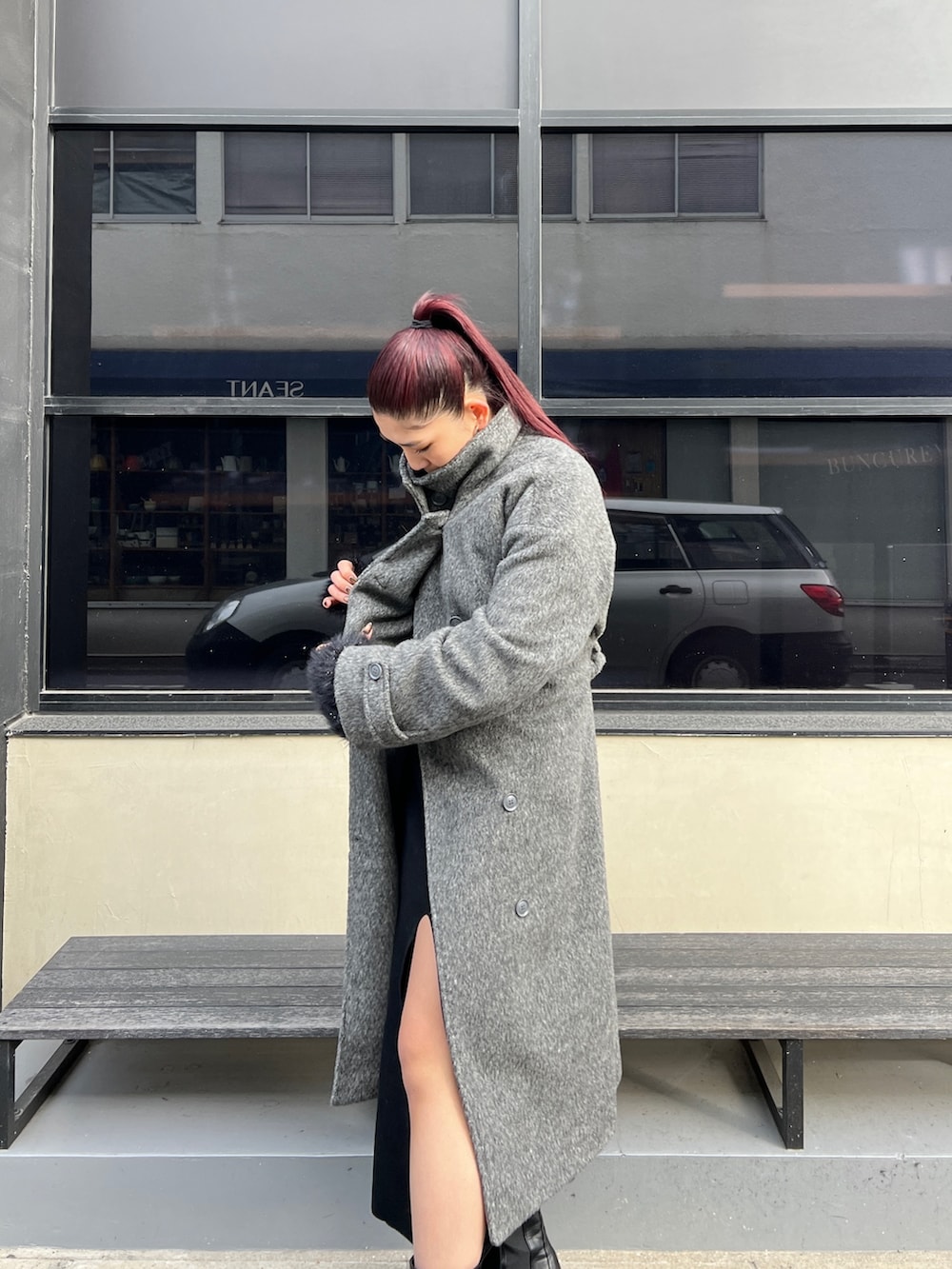 ブラック系のニット/セーター、ブラック系のワンピース、グレー系のその他アウターを着用したレディースの冬コーディネートの2枚目の写真