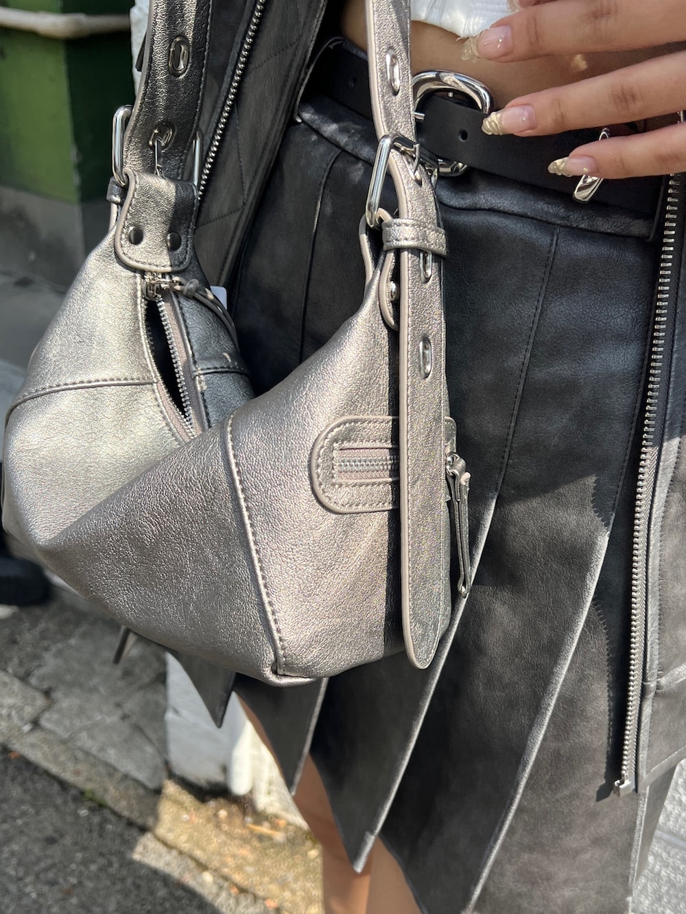 ベージュ系のデニムジャケット、ベージュ系のデニムスカート、シルバー系のハンドバッグを着用したレディースの夏コーディネートの6枚目の写真