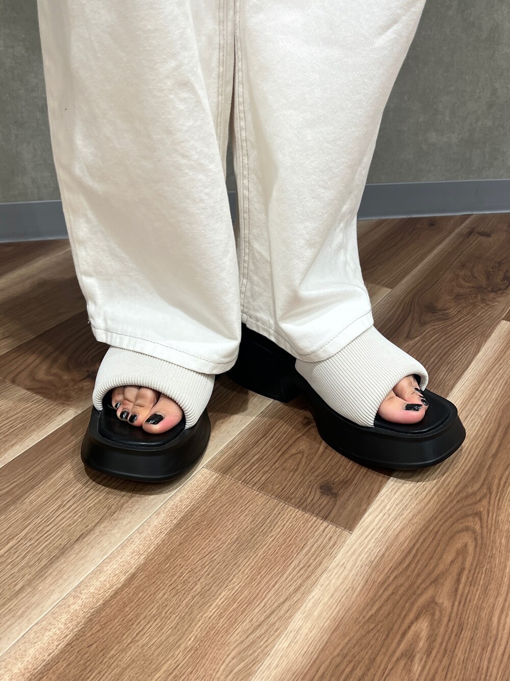 ブルー系のキャミソール、ホワイト系のその他パンツ、ホワイト系のサンダルを着用したレディースの夏コーディネートの7枚目の写真