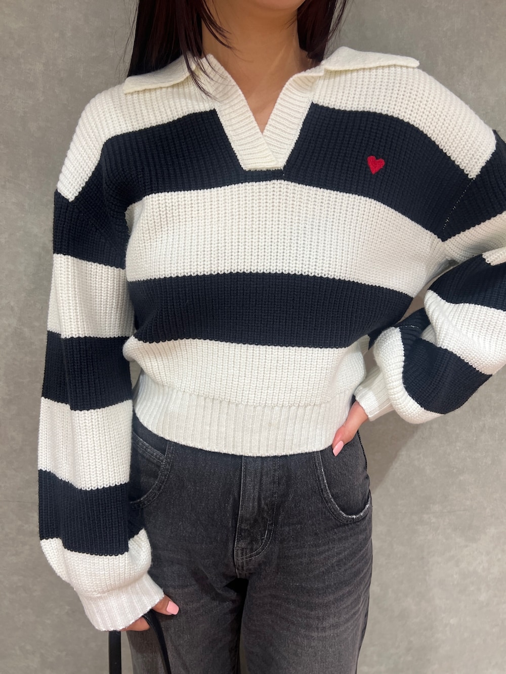 その他のニット/セーター、ブラック系のデニムパンツ、ブラック系のブーツを着用したレディースの冬コーディネートの4枚目の写真