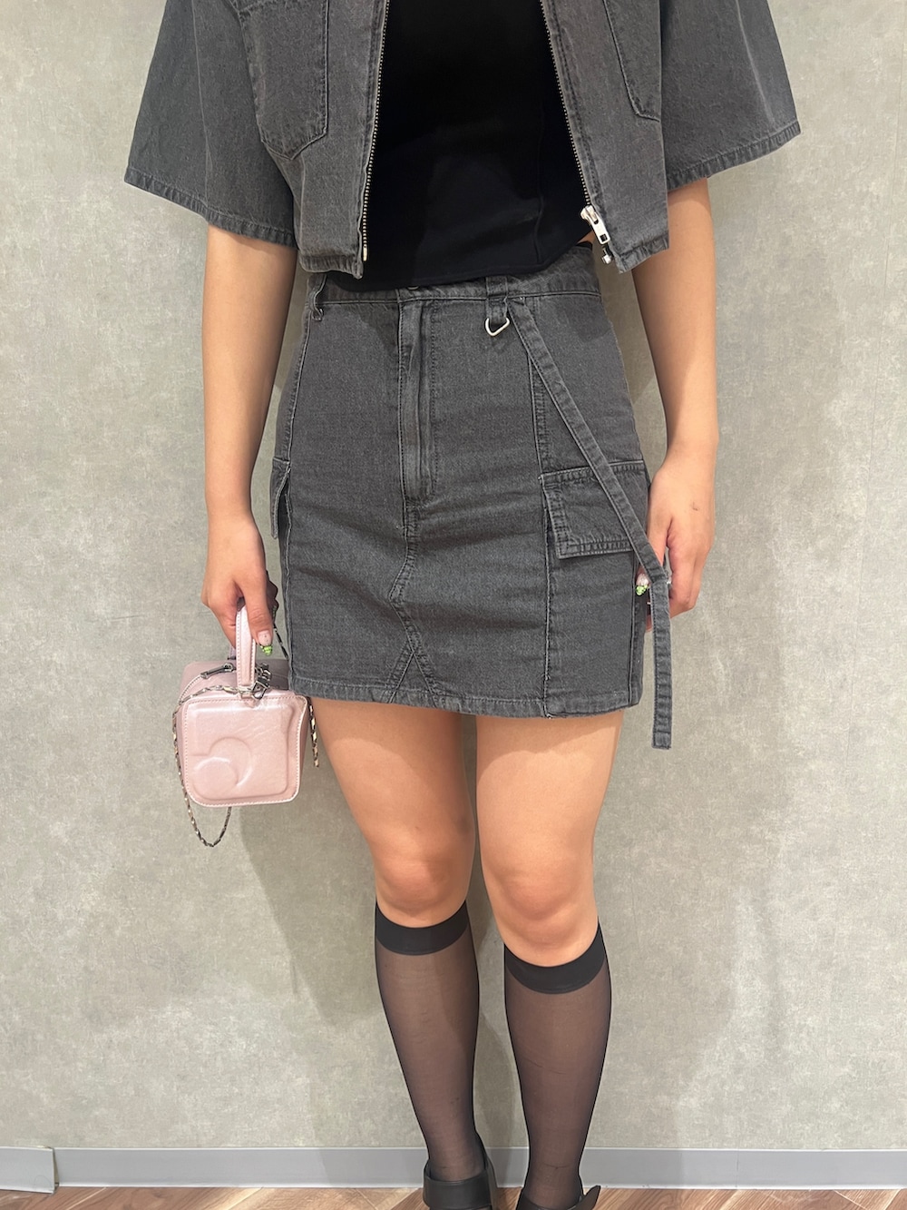 グレー系のシャツ/ブラウス、グレー系のデニムスカート、ブラック系のサンダルを着用したレディースの夏コーディネートの5枚目の写真