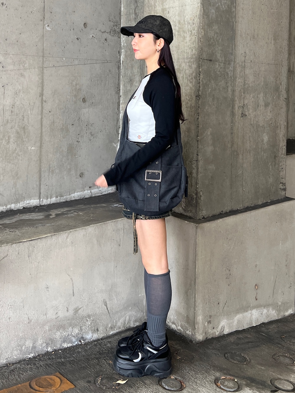 ホワイト系のTシャツ/カットソー、ブラック系のその他パンツ、ブラック系のスニーカーを着用したレディースの春コーディネートの4枚目の写真