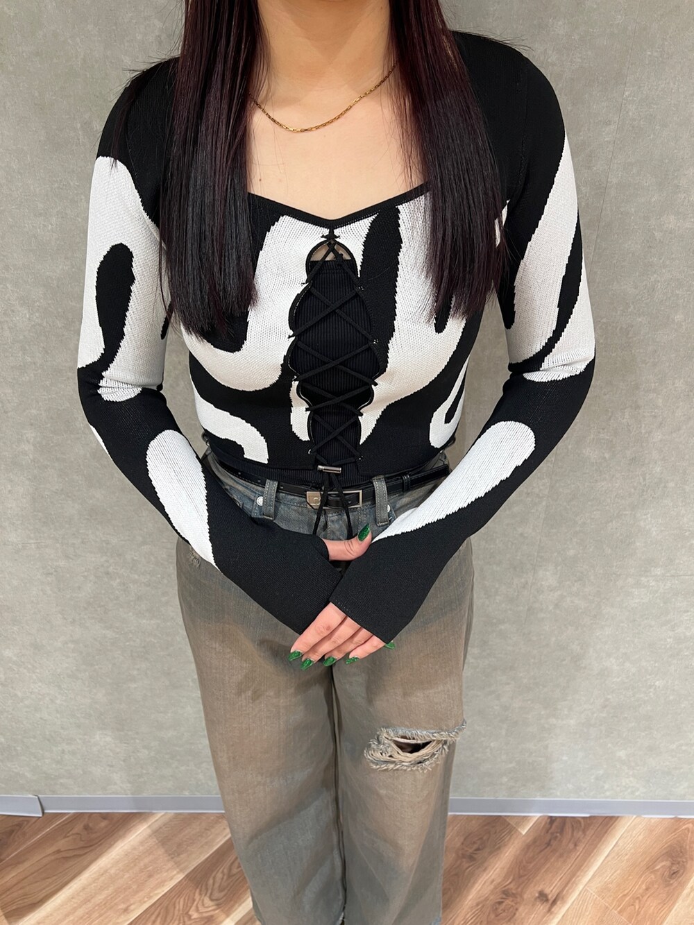 その他のニット/セーター、ブラック系のキャミソール、グレー系のデニムパンツを着用したレディースの冬コーディネートの4枚目の写真