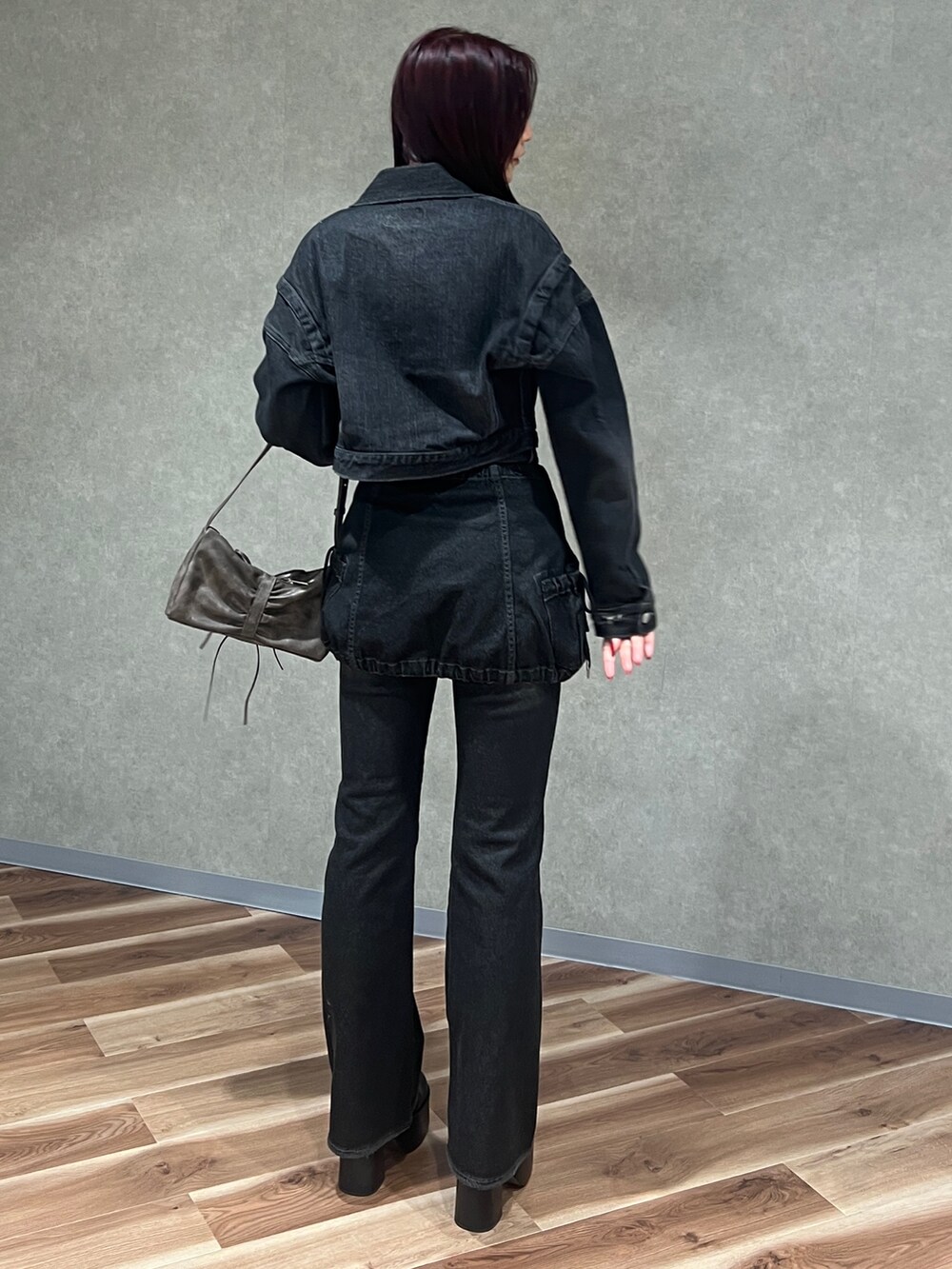 その他のニット/セーター、ブラック系のデニムジャケット、ブラック系のデニムパンツを着用したレディースの秋コーディネートの3枚目の写真