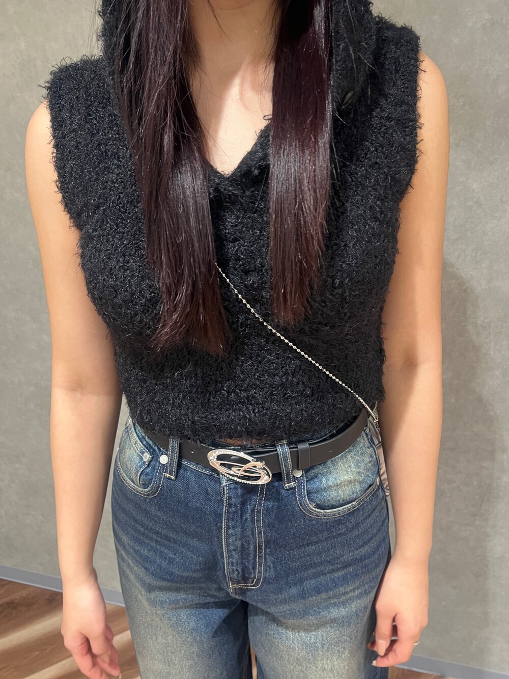 ブラック系のニット/セーター、その他のスカート、ブラック系のサンダルを着用したレディースの春コーディネートの4枚目の写真