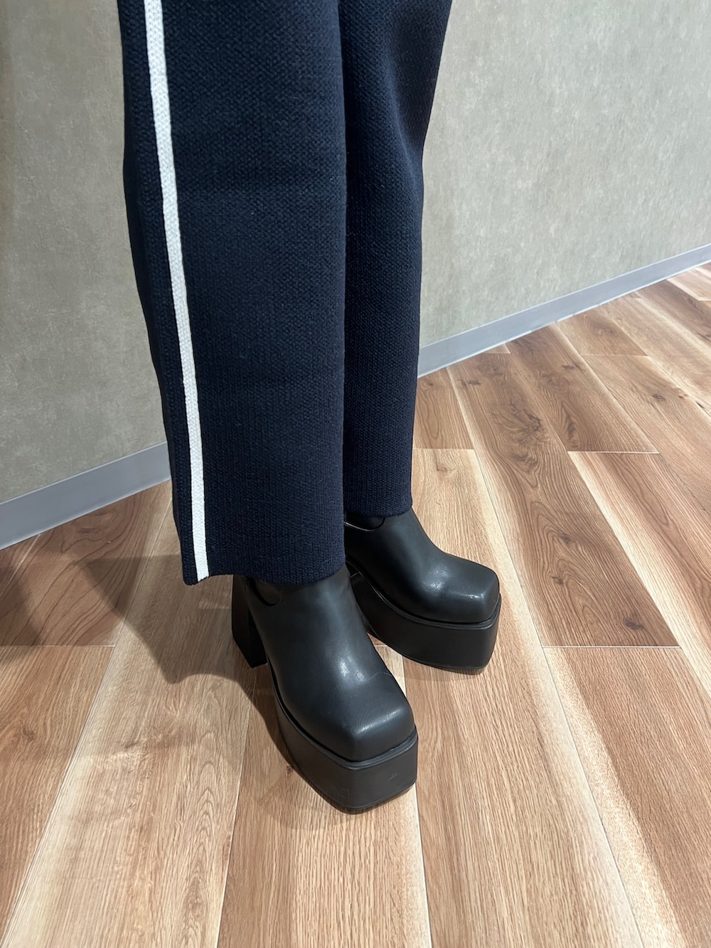 ホワイト系のブルゾン、ブラック系のニット/セーター、ブルー系のその他パンツを着用したレディースの秋コーディネートの8枚目の写真