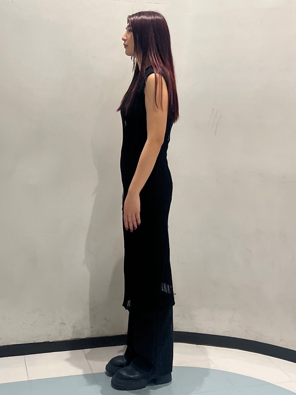 ブラック系のタンクトップ、ブラック系のワンピース、ブラック系のデニムパンツを着用したレディースの春コーディネートの2枚目の写真