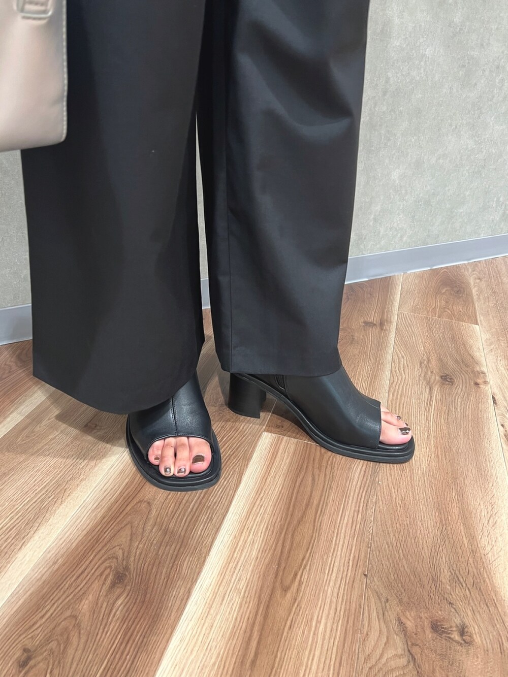 ホワイト系のTシャツ/カットソー、ブラック系のワンピース、ブラック系のその他パンツを着用したレディースの夏コーディネートの6枚目の写真