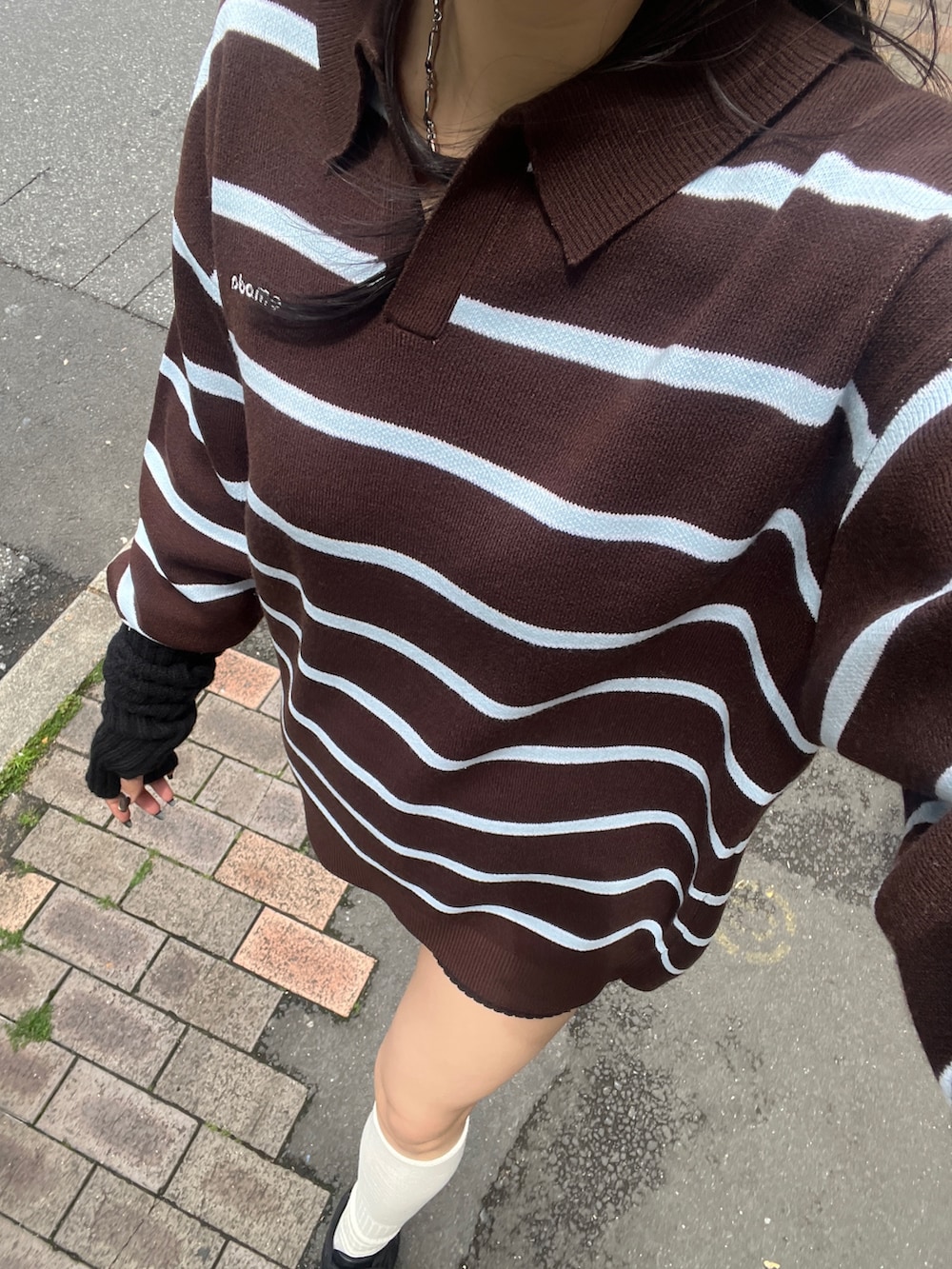 ブラウン系のワンピース、ブラック系のその他パンツ、ホワイト系のソックス/靴下を着用したレディースの春コーディネートの4枚目の写真