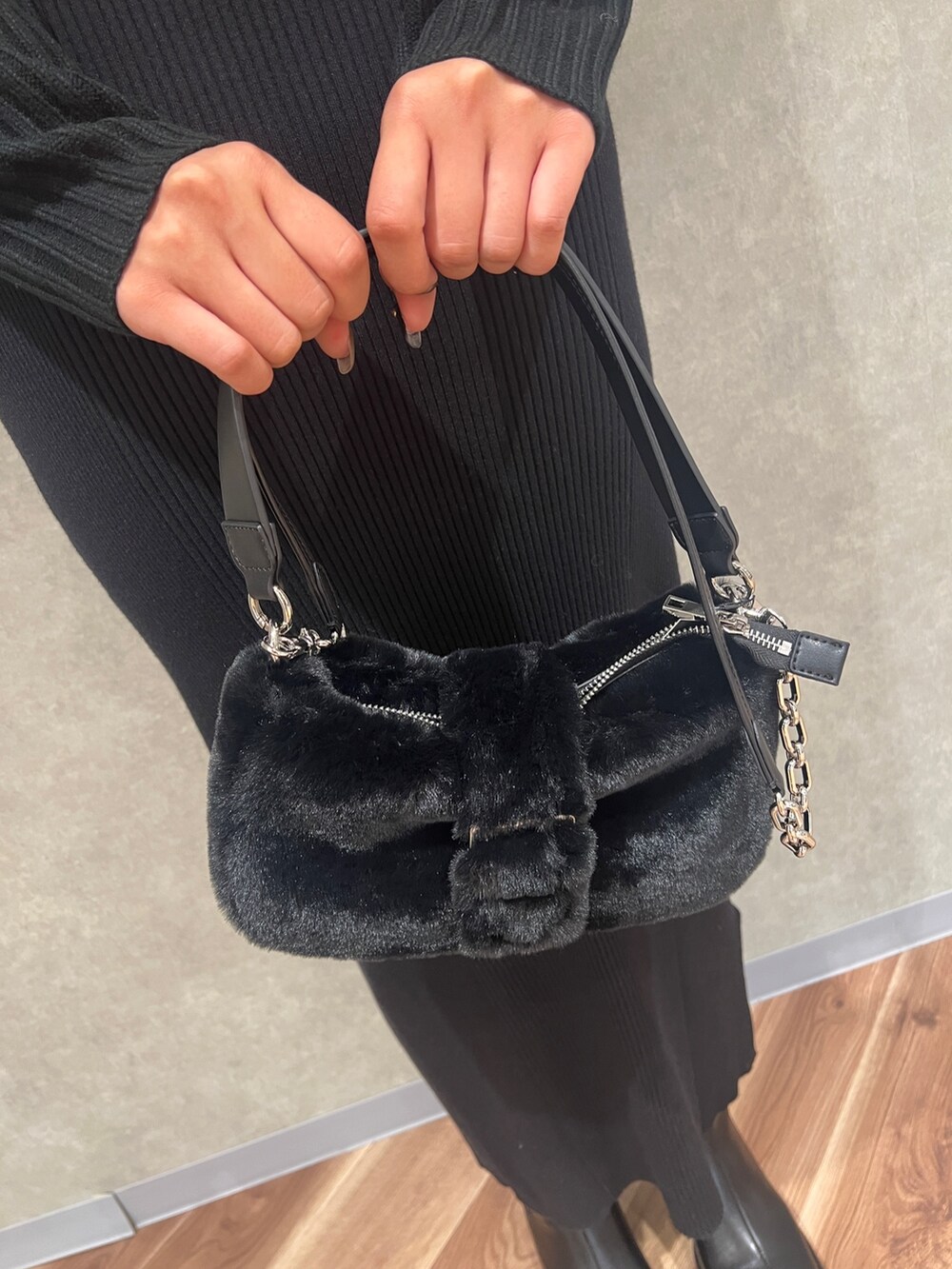 ブラック系のワンピース、ブラック系のハンドバッグ、ブラック系のブーツを着用したレディースの秋コーディネートの6枚目の写真