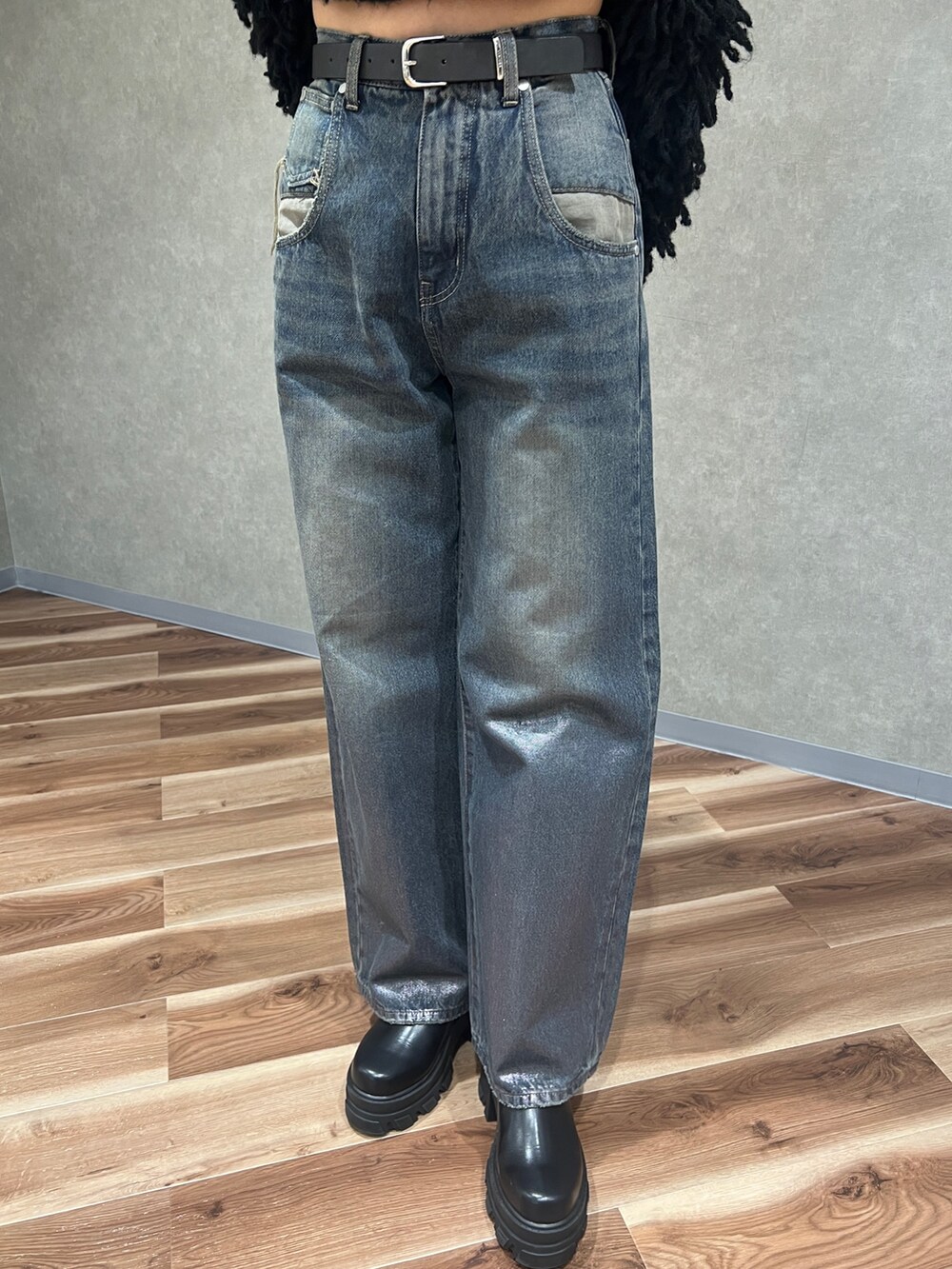 ベージュ系のニット/セーター、ブルー系のデニムパンツ、ブラック系のブーツを着用したレディースの冬コーディネートの5枚目の写真