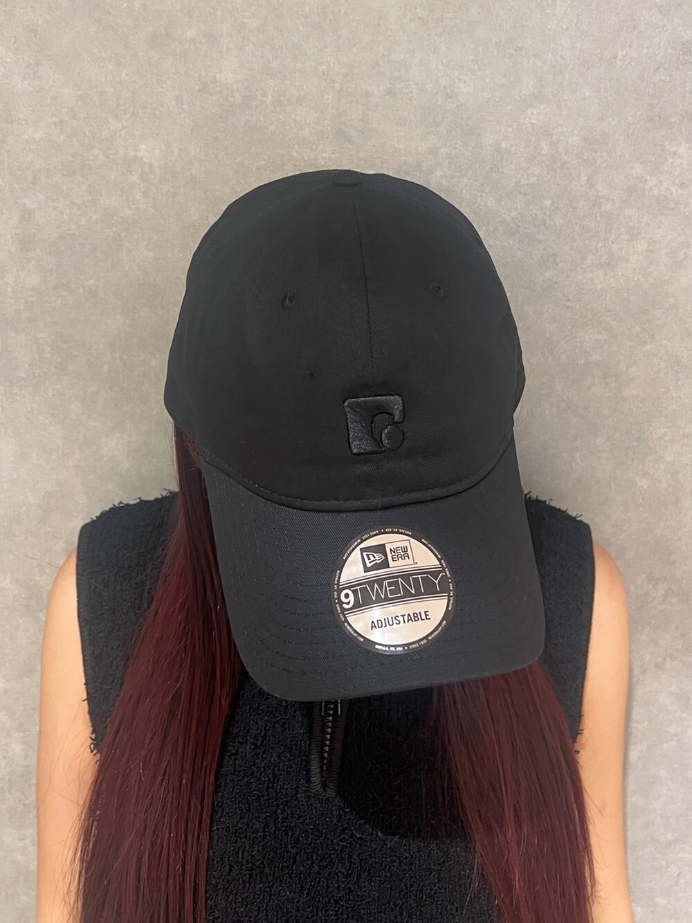 ブラック系のタンクトップ、ブラック系のデニムパンツ、ホワイト系のサンダルを着用したレディースの夏コーディネートの6枚目の写真