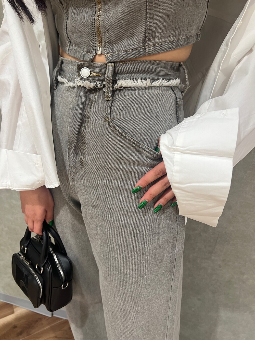 その他のブルゾン、ブラック系のTシャツ/カットソー、グレー系のデニムパンツを着用したレディースの春コーディネートの5枚目の写真