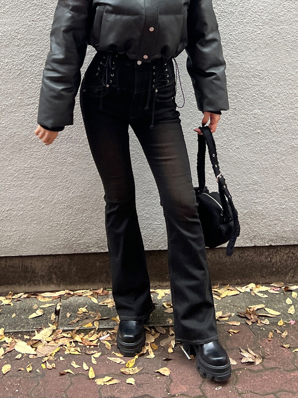 ブラック系のダウンジャケット/コート、ブラック系のデニムパンツ、ブラック系のブーツを着用したレディースの冬コーディネートの5枚目の写真