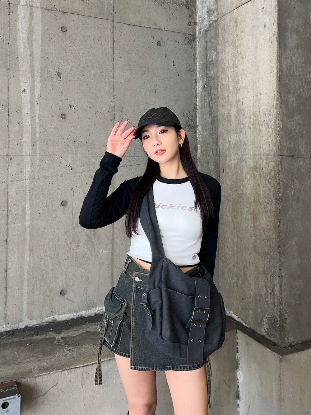 ホワイト系のTシャツ/カットソー、ブラック系のその他パンツ、ブラック系のスニーカーを着用したレディースの春コーディネートの3枚目の写真