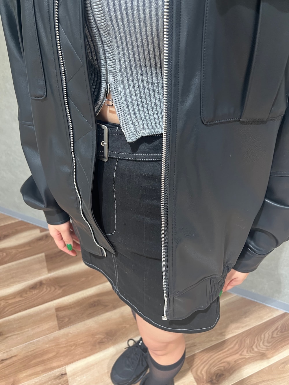 ブラック系のブルゾン、グレー系のニット/セーター、ブラック系のスカートを着用したレディースの冬コーディネートの5枚目の写真