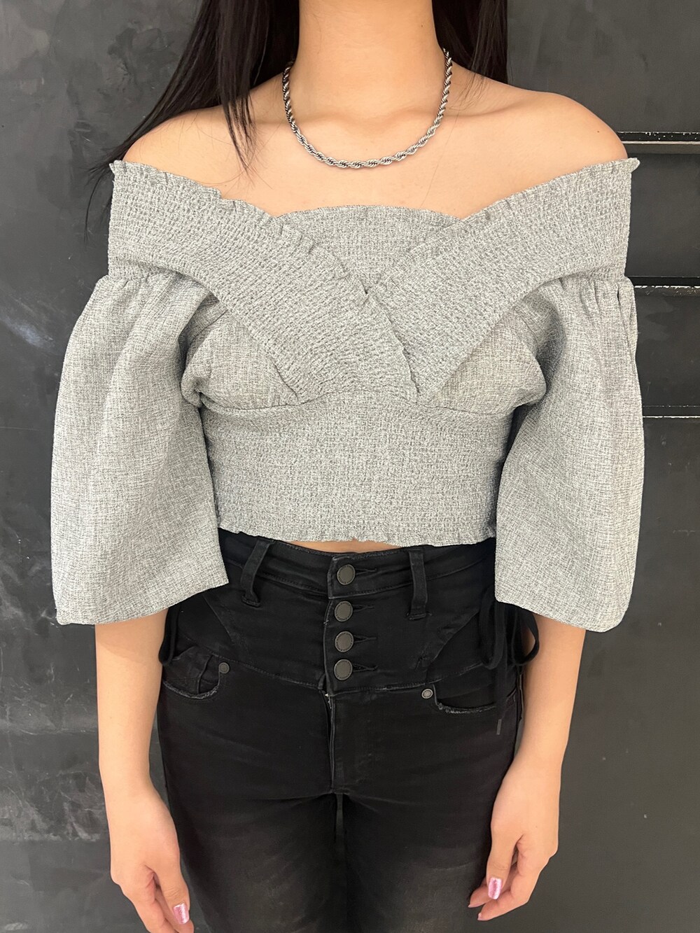 ブラック系のデニムパンツ、ブラック系のサンダル、グレー系のTシャツ/カットソーを着用したレディースの春コーディネートの4枚目の写真