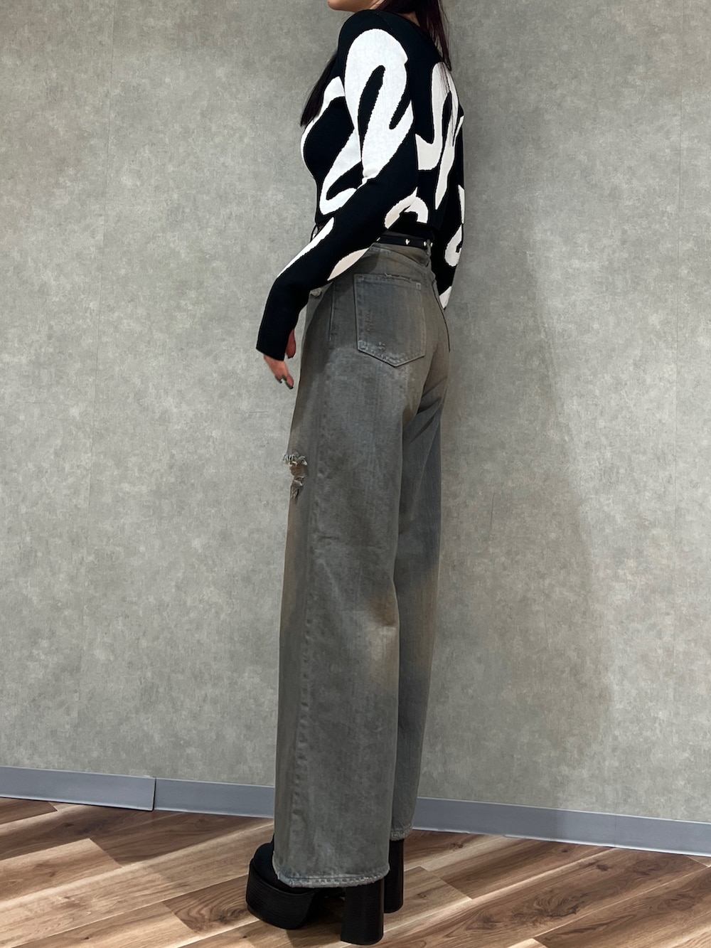 その他のニット/セーター、ブラック系のキャミソール、グレー系のデニムパンツを着用したレディースの冬コーディネートの2枚目の写真