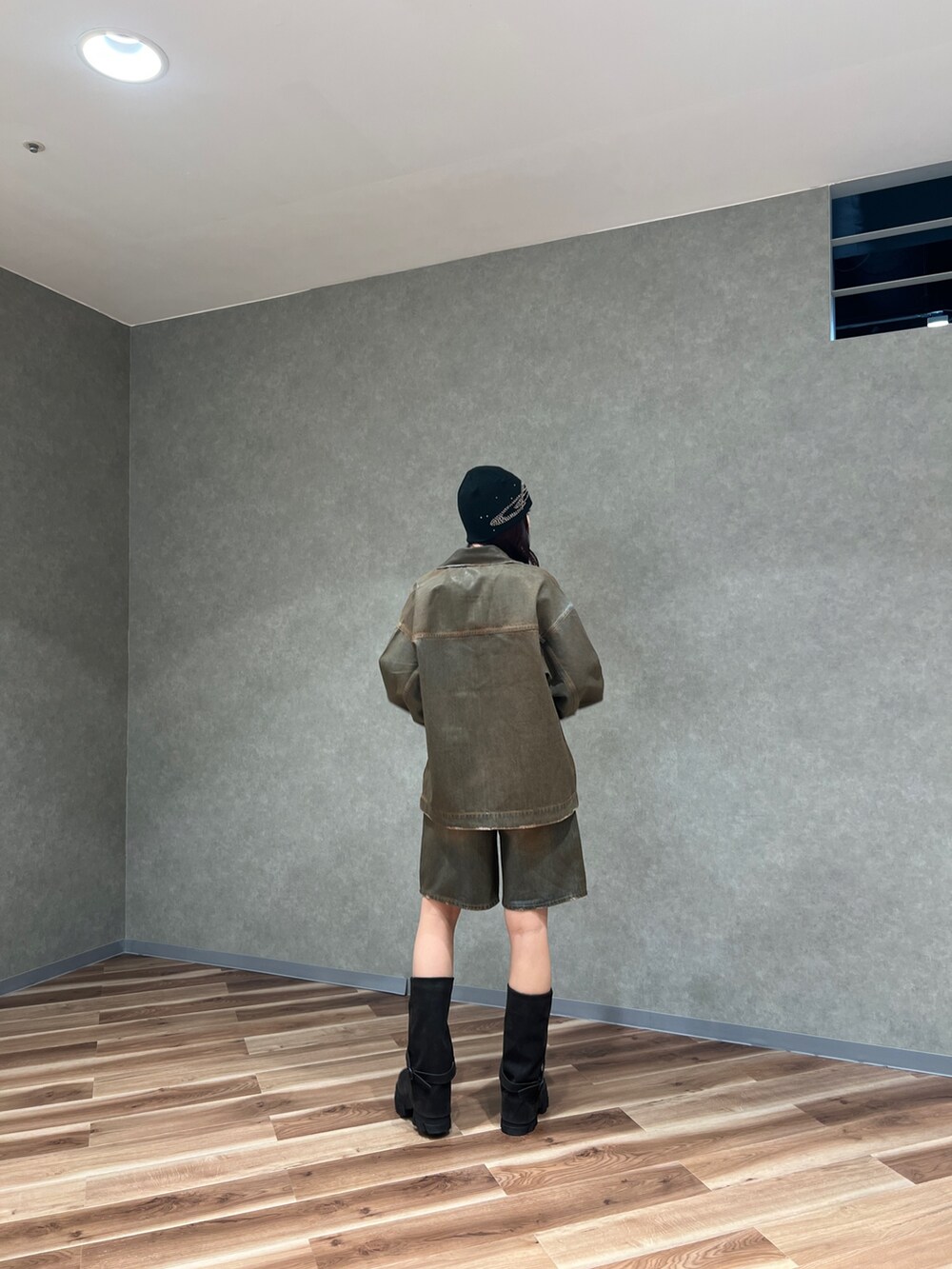 ブラック系のデニムパンツ、ブラック系のブーツ、ブラウン系のブルゾンを着用したレディースの冬コーディネートの3枚目の写真