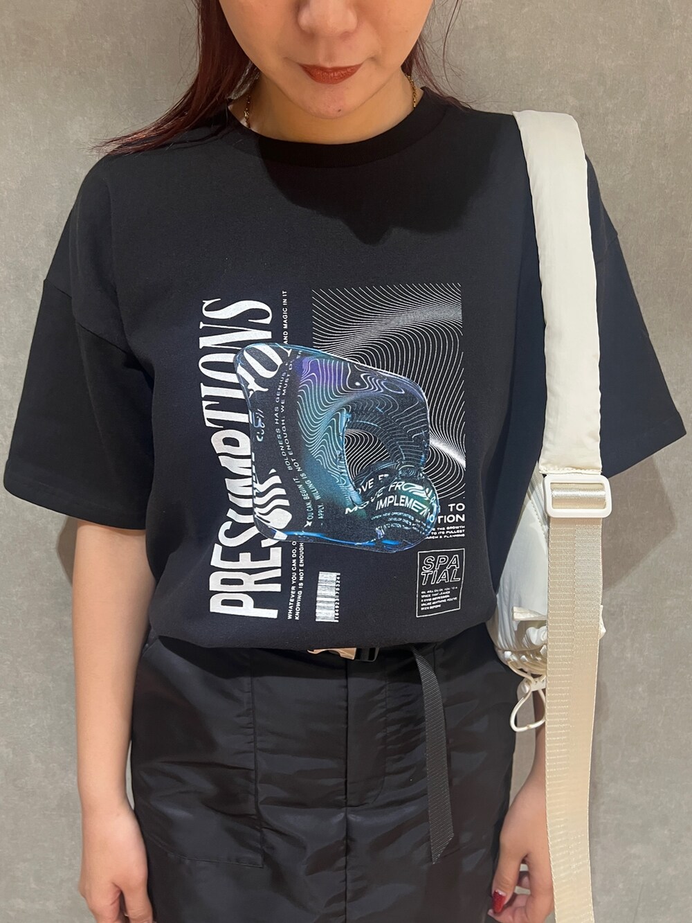 ブラック系のTシャツ/カットソー、ブラック系のスカート、ブラック系のサンダルを着用したレディースの春コーディネートの4枚目の写真