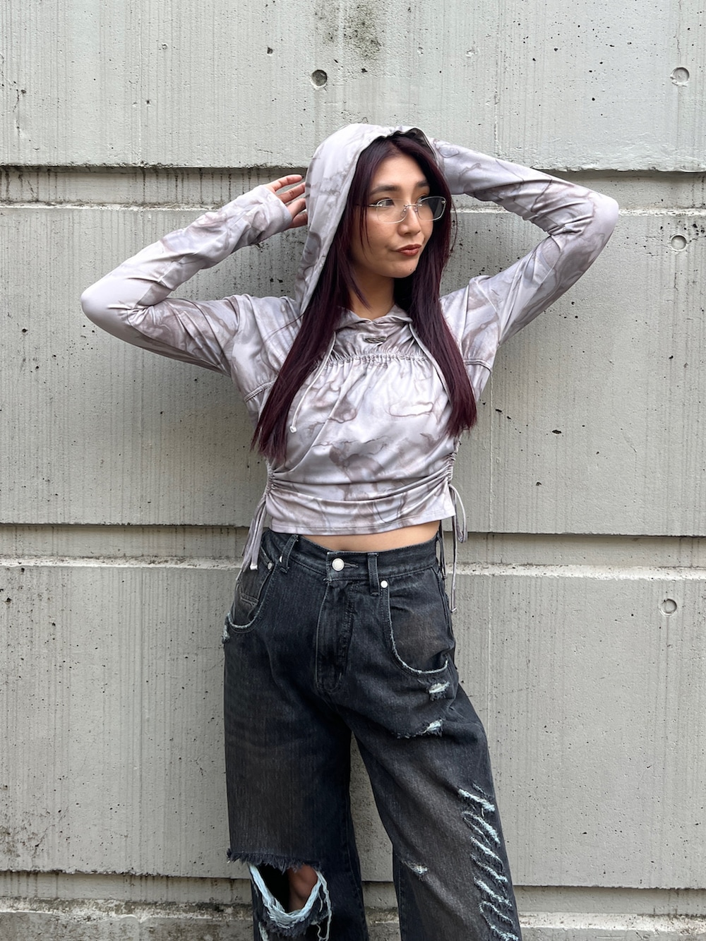 その他のTシャツ/カットソー、ブラック系のデニムパンツ、ブラック系のローファーを着用したレディースの冬コーディネートの5枚目の写真
