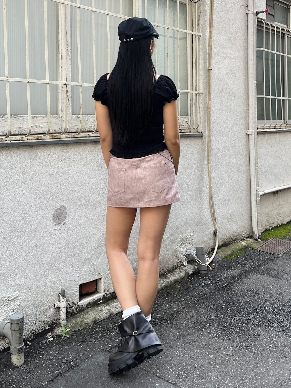 ブラック系のシャツ/ブラウス、ピンク系のスカート、ブラック系のブーツを着用したレディースの夏コーディネートの3枚目の写真