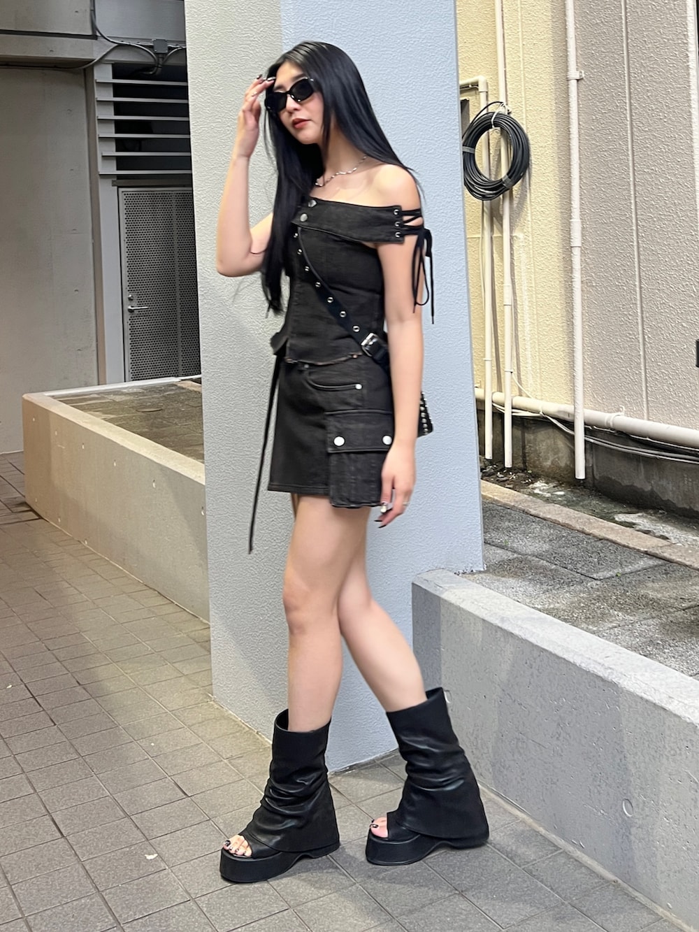 ブラウン系のTシャツ/カットソー、ブラウン系のスカート、ブラック系のサンダルを着用したレディースの春コーディネートの4枚目の写真
