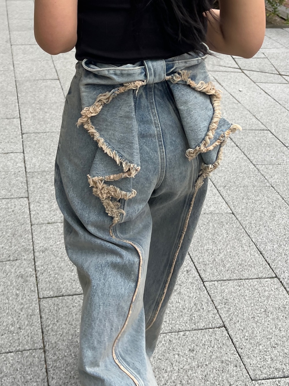 ブラック系のタンクトップ、ブルー系のデニムパンツを着用したレディースの春コーディネートの3枚目の写真