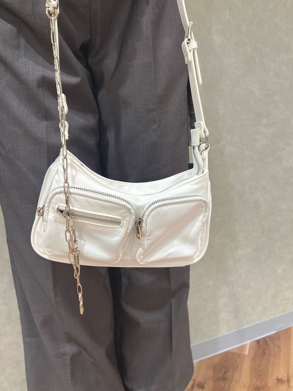 その他のニット/セーター、ホワイト系のハンドバッグ、グレー系のカーゴパンツを着用したレディースの秋コーディネートの8枚目の写真