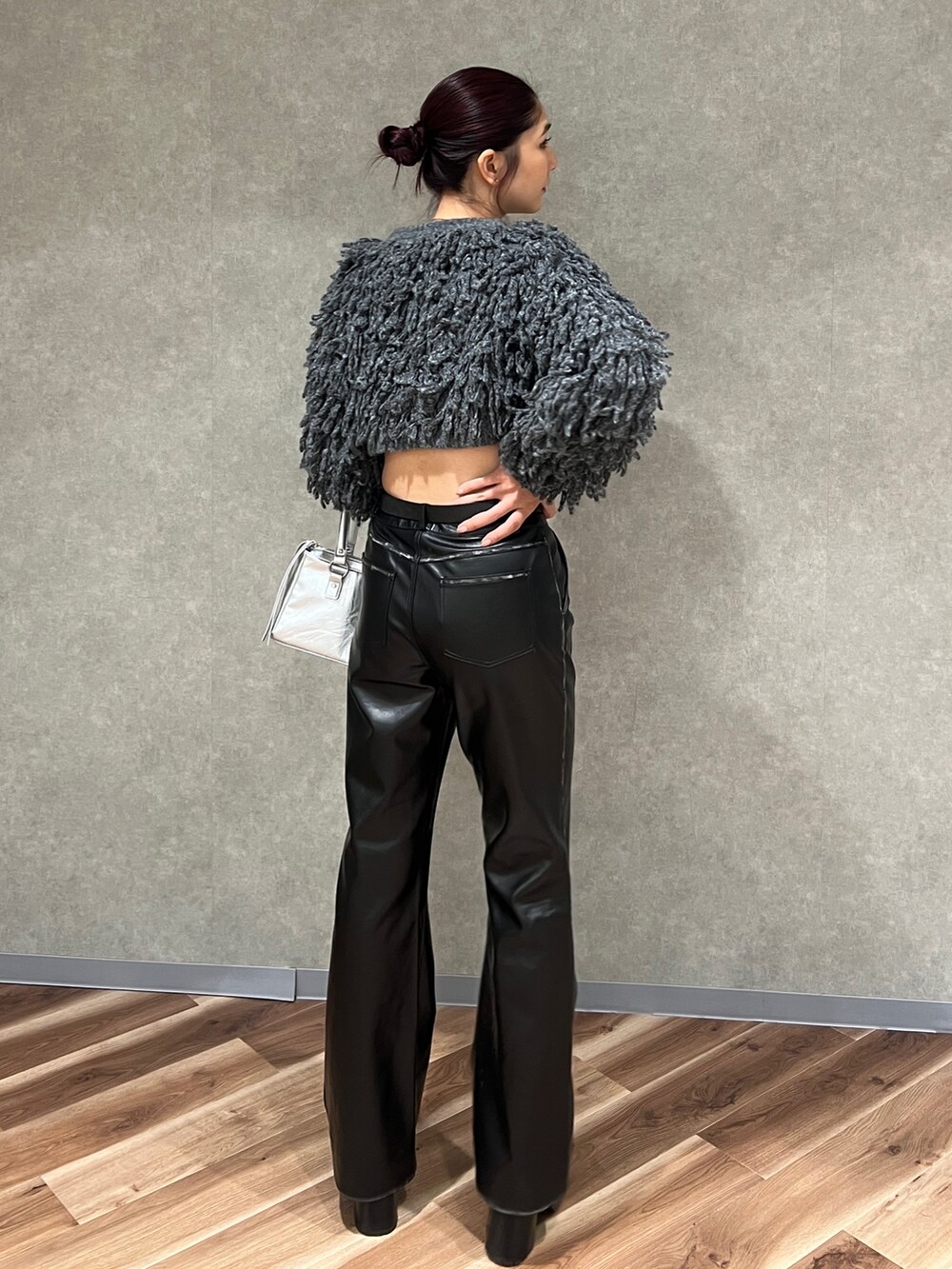 ブラック系のその他パンツ、グレー系のニット/セーター、シルバー系のショルダーバッグを着用したレディースの秋コーディネートの3枚目の写真