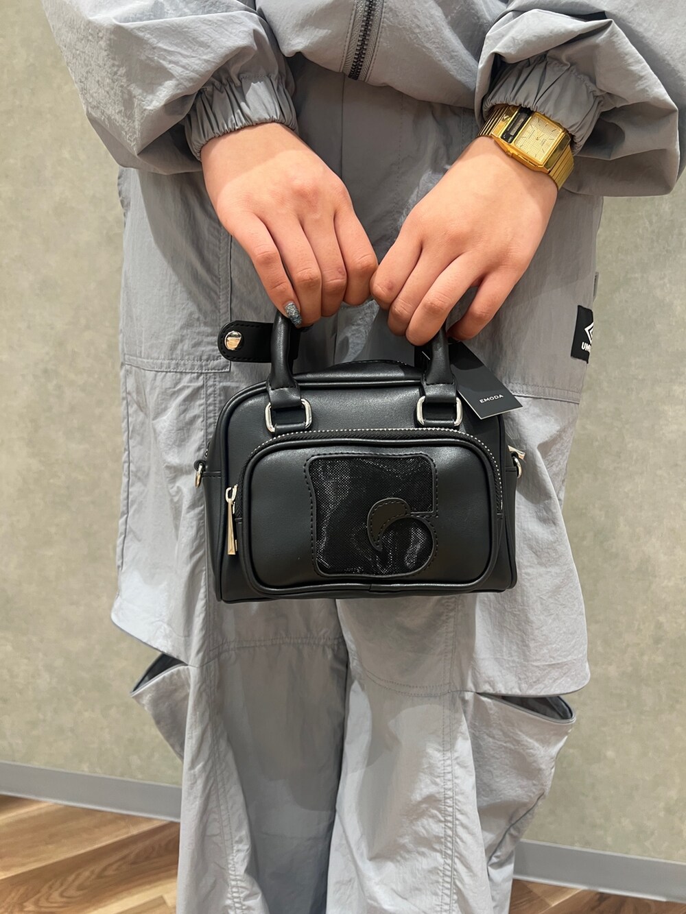 グレー系のその他パンツ、グレー系のブルゾン、ブラック系のパンプスを着用したレディースの春コーディネートの8枚目の写真